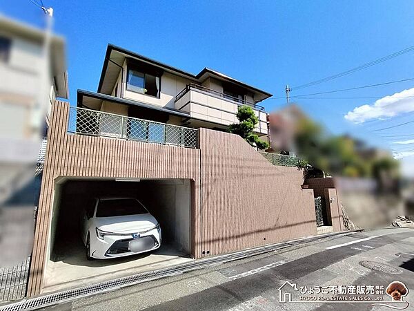 第１種低層住居専用地域◆外壁後退1m制限、隣家との間も2m空けられます◆ゆとりある住空間の確保もこの街の魅力のひとつ
