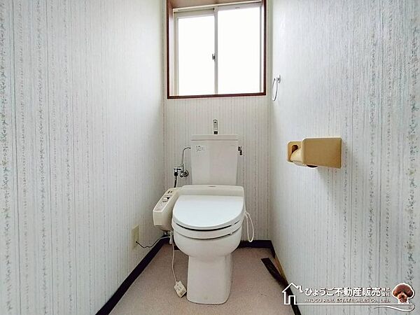 2階トイレ　トイレは2ヶ所　それぞれ温水洗浄機能付き
