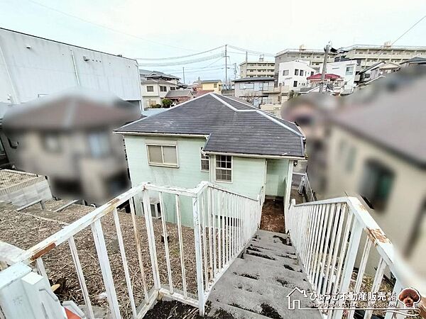 2階玄関から出入り可能な南西側道路　南西側道路は幅員9.2ｍの公道（歩道付）　