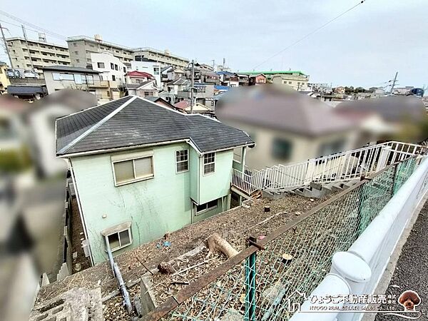 南西側道路は幅員9.2ｍの公道（歩道付）ですが、断面図に記載の通り、敷地から道路まで高低差あり