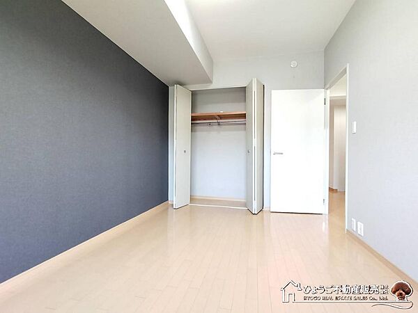 洋室6.5帖　■2026年5月壁・天井クロス貼替　扉・建具補修済