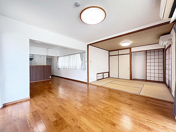 【LDK】LDKと和室をひと続きにすると約26.1帖の広々空間として使用可能です。