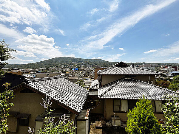 【住戸からの眺望】四季折々の風情を楽しめる生駒山VIEWの住戸。忙しい日常の中でも朝、昼、夕、夜と時間毎に織りなす美しい景色に心が満たされる、そんな瞬間をもたらしてくれる気がします。