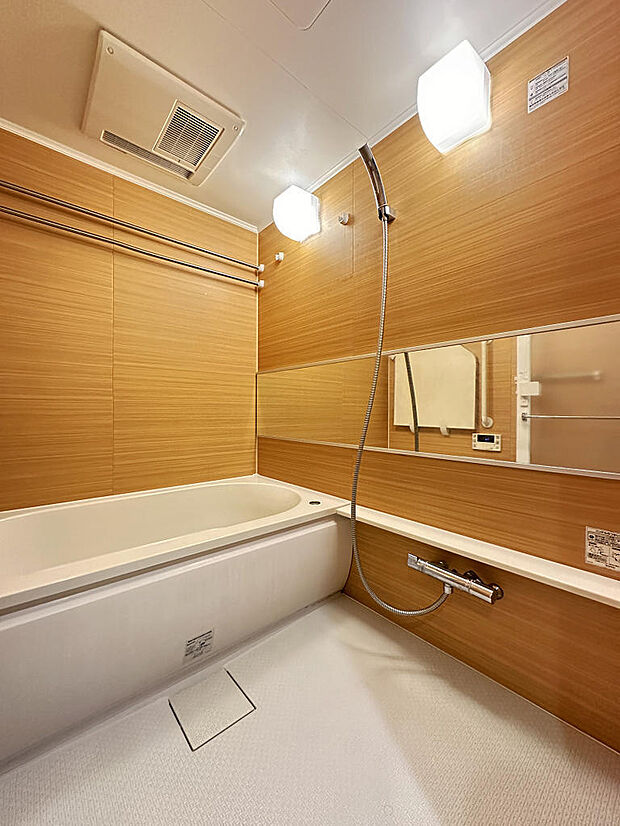 1418サイズのゆとりあるバスルーム。浴室乾燥機付きのため洗濯物を干すことができます。