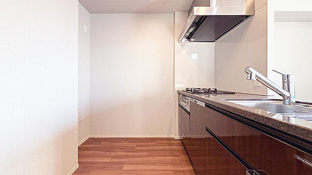 キッチンバックには冷蔵庫やキッチンボード等を設置できるスペースが確保されています。