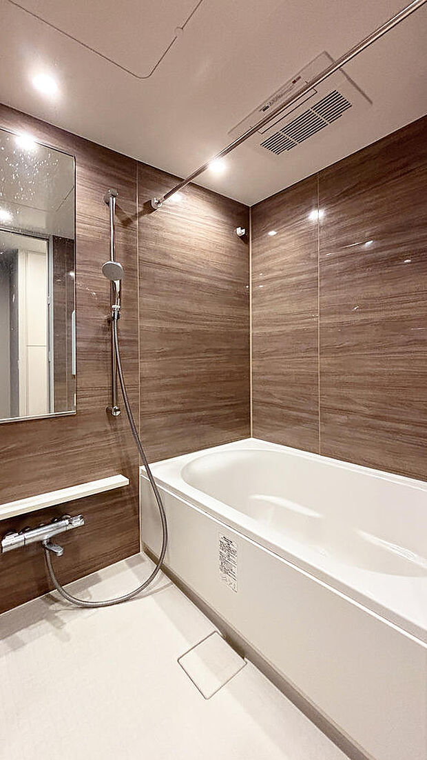 1317サイズのバスルーム。浴室換気乾燥機が設置されているため雨の日でも洗濯物を干すことができます。