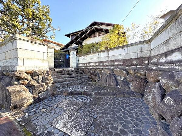 石畳みの重厚なアプローチ