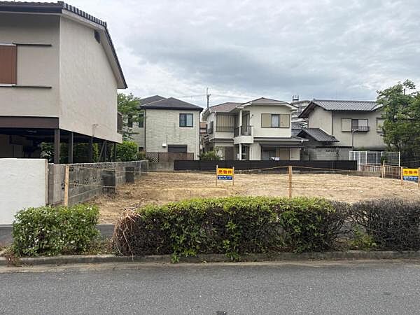 道路と敷地の高低差はございません