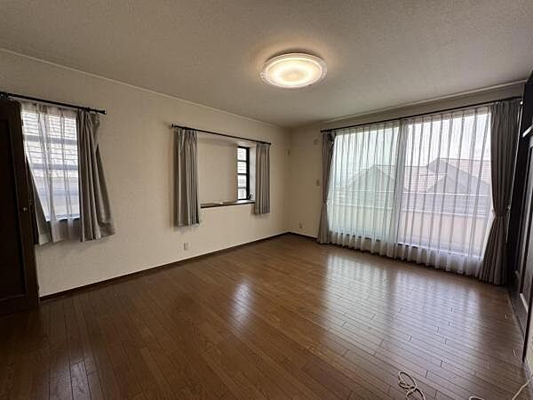 2階10.5帖の洋室です