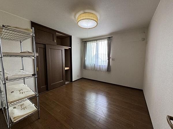 2階7帖の洋室です