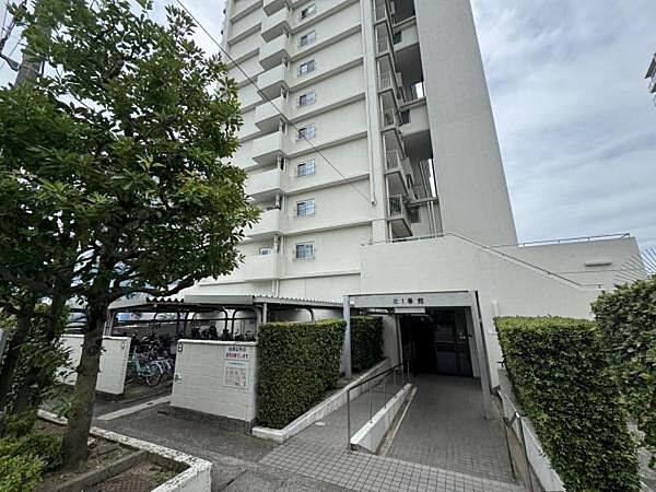 スロープ付きエントランス