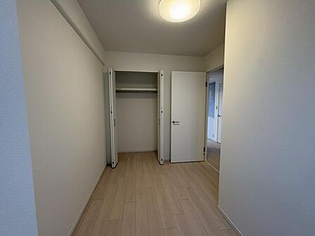 北側の約4.3帖の洋室でございます。部屋奥側からの写真です。