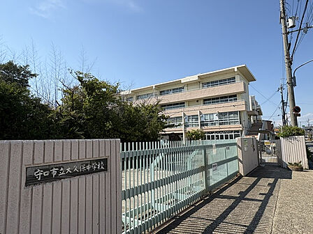 物件から中学校まで一本道です。