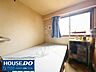 洋室：【安らぎの空間】大きな窓から光が差し込む明るいお部屋は、一日の疲れを癒すプライベートな空間として最適です◎