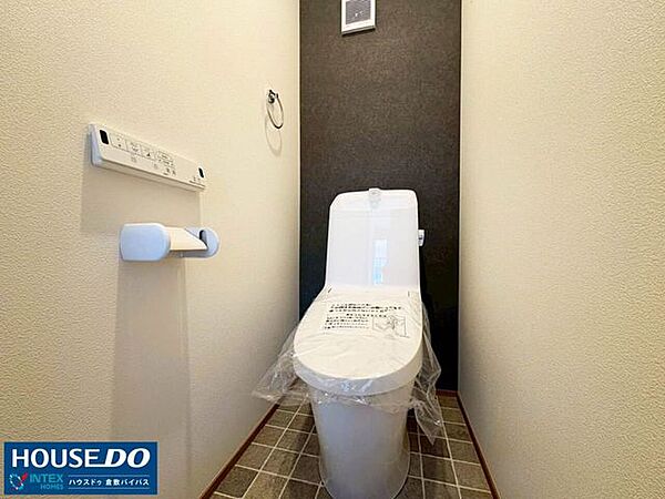 【モダンで清潔感のあるトイレ】シックなアクセントクロスがお洒落な落ち着く空間！温水洗浄便座付きで毎日快適に使えます。新品のまっさらな状態から気持ちよく新生活をスタートできますね！