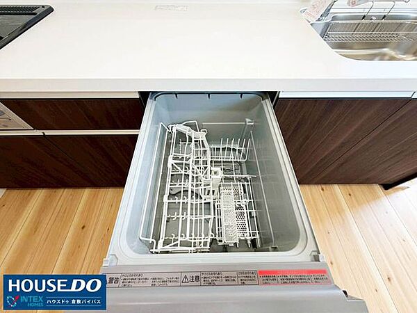 【家事の手間をグッと減らす食洗機】忙しいファミリーの強い味方、食器洗い乾燥機を完備！食後の片付けをパパッと任せられるので、食後は家族みんなでゆっくり団らんの時間を過ごせますね！