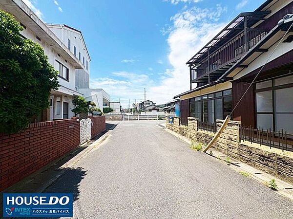 【明るい陽光が降り注ぐ角地】南向き道路に面した開放感のある角地です！青い空と緑の山々を眺めながら、ゆったりと家族の時間が過ごせます☆