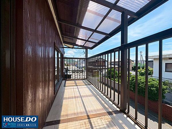 【屋根付きで安心な南向きバルコニー】陽当り抜群の南向き！ひさし（屋根）付きなので急な雨が心配な日でも安心してお洗濯物を干せますね。遮るもののない開放的な景色を眺めながらほっと一息つくのも素敵です！