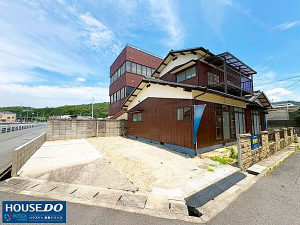 【複数台駐車OK！ゆとりのカースペース】リフォームで広々とした駐車場へ拡張！玄関前と合わせて最大5台の駐車が