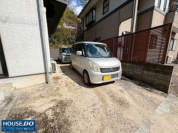 【大切なお車を2台並べて】縦列で2台分しっかり確保！ 毎日の通勤や、お子様の習い事の送り迎えなど車が欠かせない子育て世代にはとっても嬉しいポイント◎敷地内だから荷物の出し入れもスムーズですね！