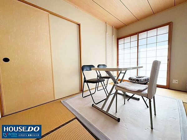 【明るい光が差し込む！北西側の和室】北西側に位置する和室ですが、南西向きに大きな窓があるため陽光がたっぷりと入り込む明るい空間です！障子越しに柔らかな光が広がり、落ち着いたひとときを過ごせます♪
