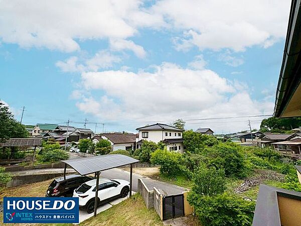 【青空が見渡せる開放感のある眺望】バルコニーからは遮るもののないのどかな街並みと広い青空が見渡せます！開放的な景色が広がり、毎日のリフレッシュにぴったり♪