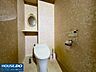 トイレ：エレガントな花柄の壁紙が引き立つ、こだわりのお洒落なトイレ空間！タンクレスタイプなので見た目もすっきり、毎日のお掃除もラクラクです◎便利な小棚と上品な鏡付きで、空間を素敵に演出できます！
