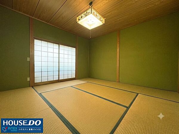 ※AIで家具等除去済【プライベートも快適！静かに和める2階8帖和室】2階ならではの落ち着いた陽光が広がる広々8帖の和室！寝室やお子様との寛ぎスペースに最適です♪