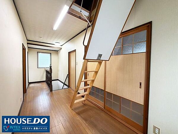 【収納力アップ！嬉しい小屋裏収納付き】天井からサッと下ろせる折りたたみ階段がついた小屋裏収納付きです！季節ものの衣類や家族の思い出の品もしっかりしまえて、住まい全体をすっきり保てますね♪