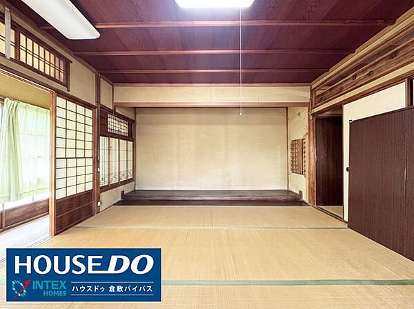 【落ち着きある広々とした和室】大きな床の間が印象的な、格式と温かみを感じる和室！たっぷり差し込む自然光と畳の香りに包まれて、家族みんなが心からリラックスできます。【一部AI加工】