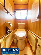 【清潔感あふれるトイレで、毎日を快適に】窓があり換気がしやすいトイレは、いつでも清潔に保てます！手すりも付いているので、お子様からお年寄りまで安心して使えますね◎