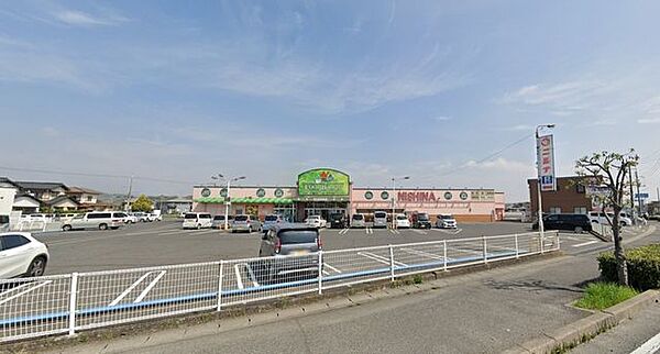 スーパー ニシナフードバスケット西原店まで車で6分 1900m