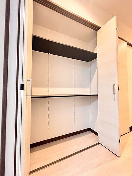 廊下収納。お子様の成長と共に増えていく荷物も楽々しまえる収納力！