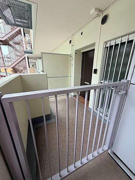 外廊下との間には戸建感覚の門扉つき玄関ポーチ