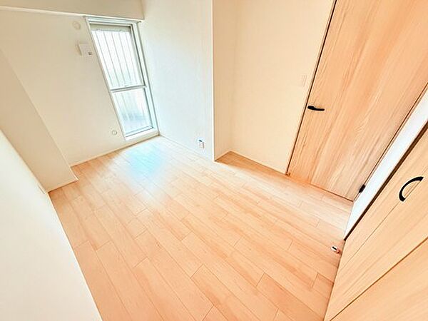 洋室　約6.0帖。やわらかな自然光が差し込む洋室は、リラックスできる空間としておすすめです。