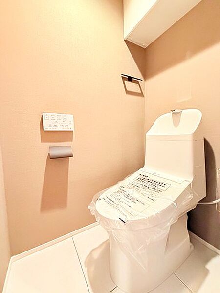 広々落ち着くトイレ。ウォシュレット完備。収納も付いているのでトイレットペーパーのストックもできます