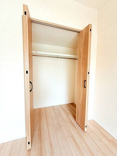 洋室　約6.0帖収納。中棚とハンガーパイプ付き。沢山のお洋服を収納して、お部屋を広々使えます。