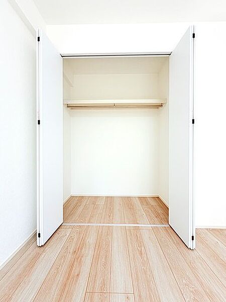 南側洋室　約6.0帖収納。中棚とハンガーパイプ付き。沢山のお洋服を収納して、お部屋を広々使えます。