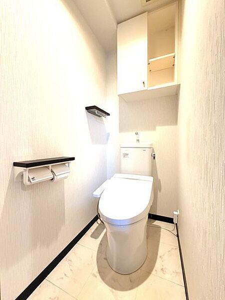 広々落ち着くトイレ。ウォシュレット完備。収納も付いているのでトイレットペーパーのストックもできます
