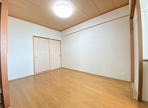 洋室 約6.0帖。リビング横の洋室は、お子様のおもちゃ置きスペースに使用できます。