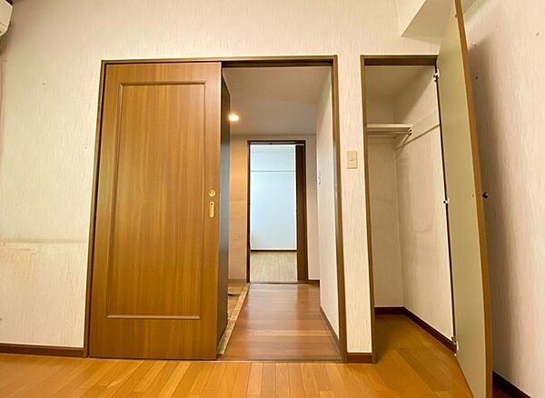 洋室 約5.7帖収納は、中棚とハンガーパイプ付き。沢山のお洋服を収納して、お部屋を広々使えます。