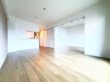 リビング横の洋室を開放すると、広々とした一体空間に。お子さまの遊び場や在宅ワークスペースなど、多目的に活用できます。