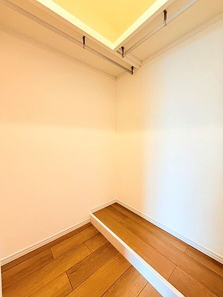 洋室　約6.6帖収納。衣替えの入替をしなくても洋服を沢山収納できる、大型ウォークインクローゼット♪