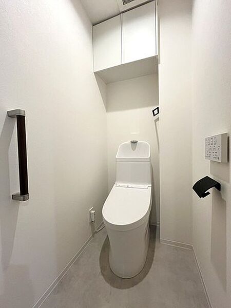 広々落ち着くトイレ。ウォシュレット完備。収納も付いているのでトイレットペーパーのストックもできます