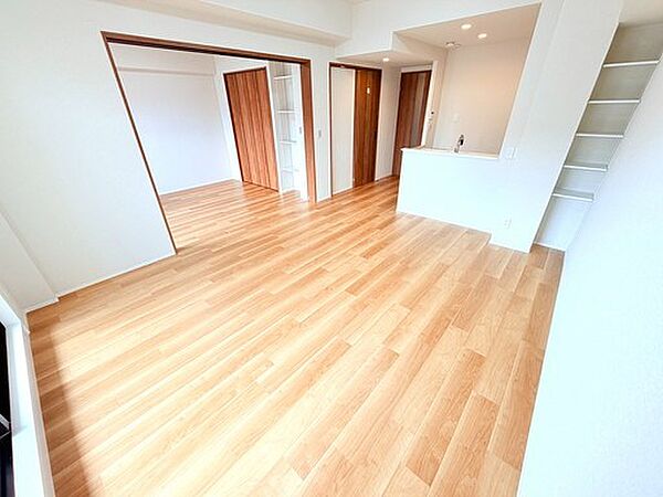 リビング横の洋室を開放すると、広々とした一体空間に。お子さまの遊び場や在宅ワークスペースなど、多目的に活用できます。