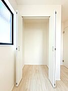 3階洋室　約5.5帖収納。お子様の成長と共に増えていく荷物も楽々しまえる収納力！