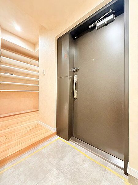 広くて明るい玄関ホール。靴やブーツ等も収納できる大型シューズインクローク付きです
