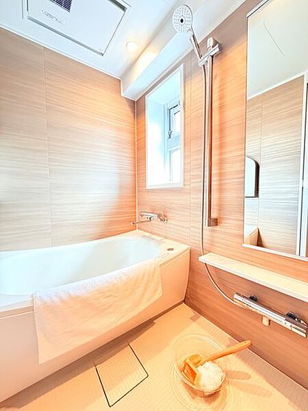 一日の疲れを気持ち良く癒せる広々ユニットバス。雨の日や花粉の季節の衣類乾燥に役立つ浴室乾燥機を装備
