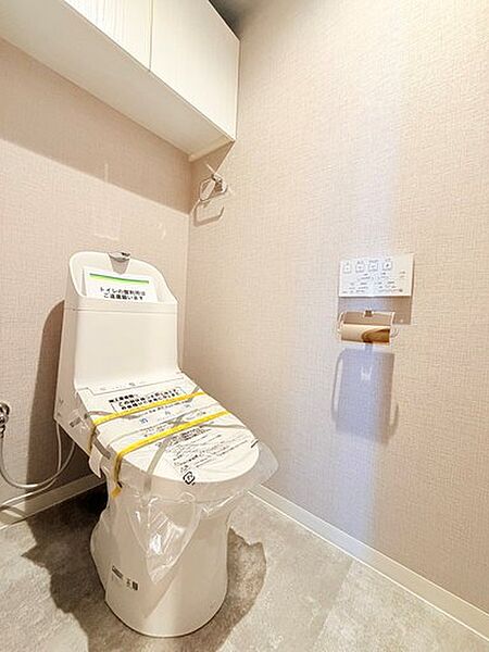 広々落ち着くトイレ。ウォシュレット完備。収納も付いているのでトイレットペーパーのストックもできます