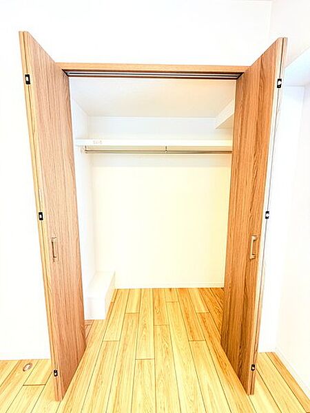 洋室　約6.2帖収納。中棚とハンガーパイプ付き。沢山のお洋服を収納して、お部屋を広々使えます。